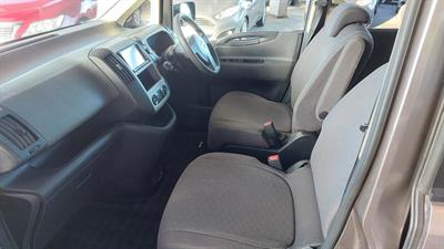 2005 Nissan Serena - Thumbnail