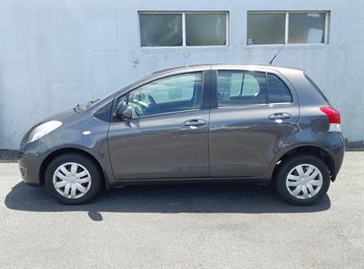 2010 Toyota YARIS - Thumbnail