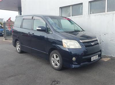 2005 Toyota Noah - Thumbnail