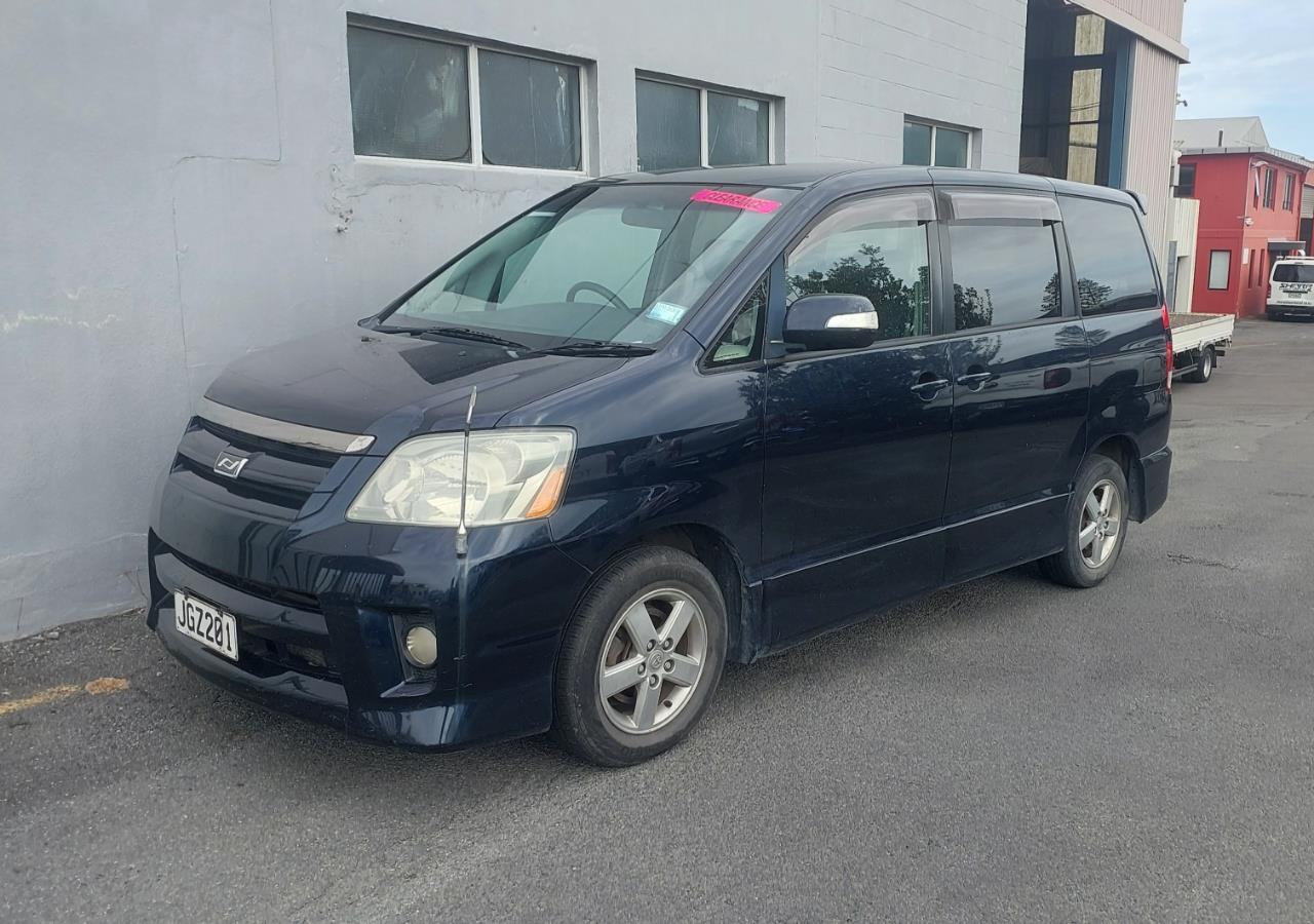 2005 Toyota Noah