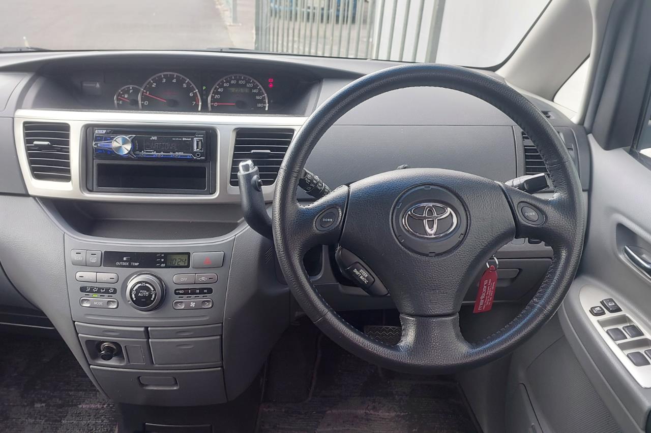 2005 Toyota Noah