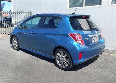 2011 Toyota Vitz - Thumbnail