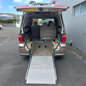 2005 Toyota Alphard - Thumbnail