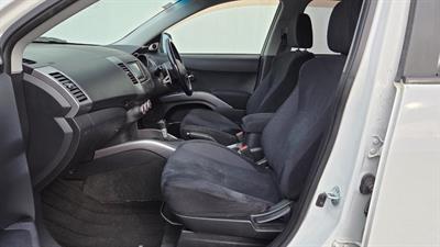 2006 Mitsubishi Outlander - Thumbnail