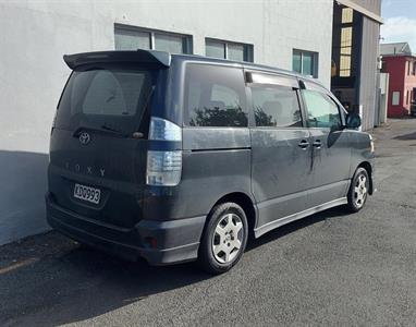 2005 Toyota VOXY - Thumbnail