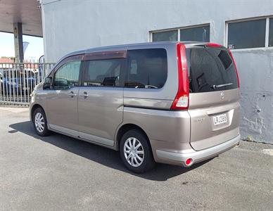 2005 Nissan Serena - Thumbnail