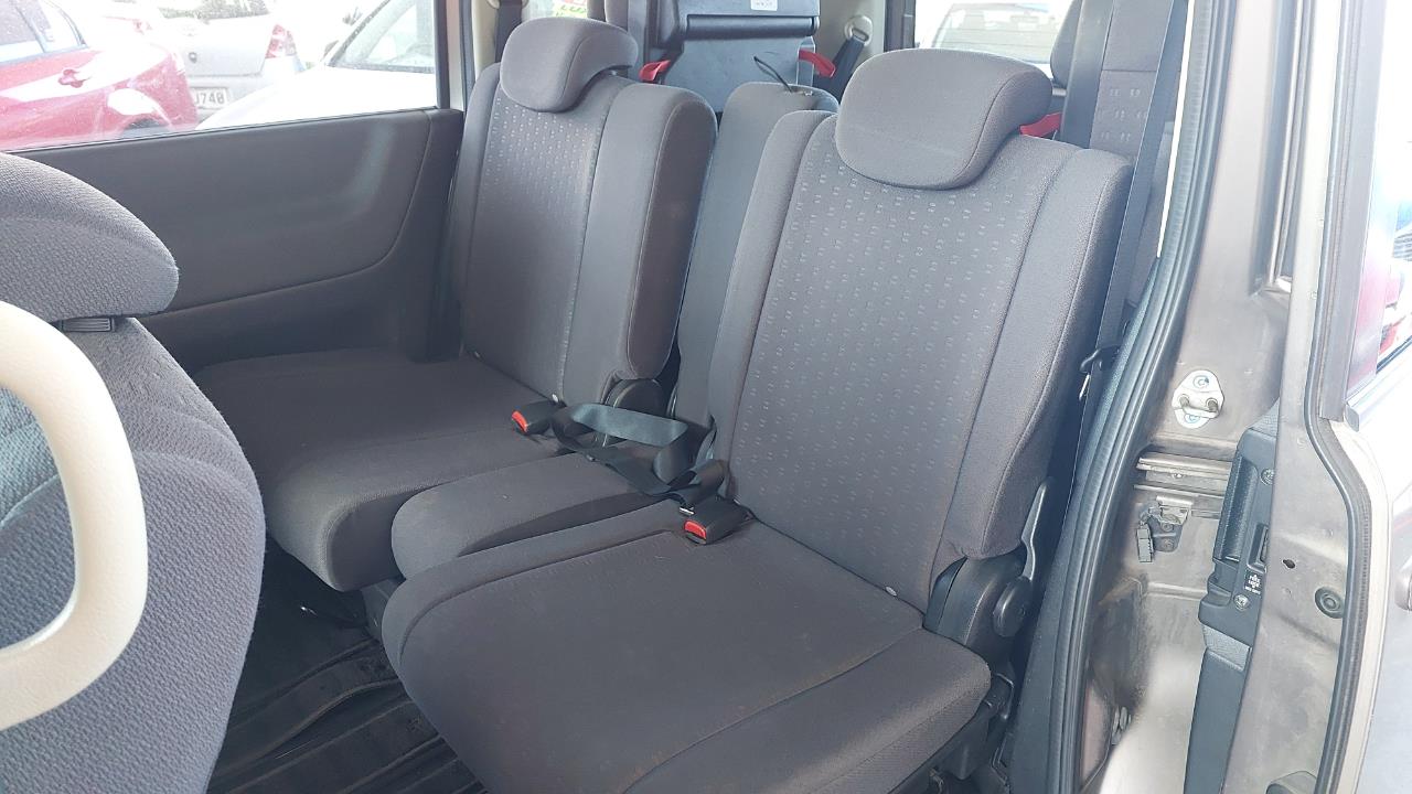 2005 Nissan Serena