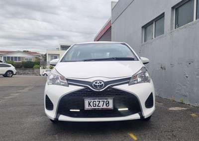 2016 Toyota YARIS - Thumbnail