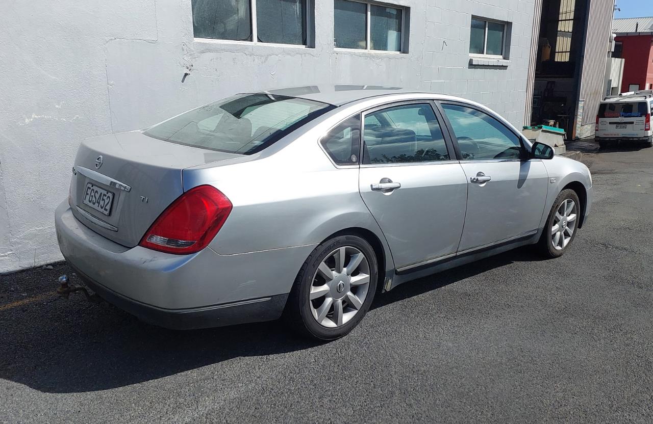 2005 Nissan MAXIMA