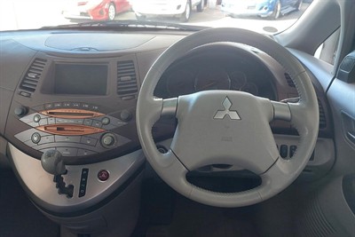 2004 Mitsubishi Grandis - Thumbnail