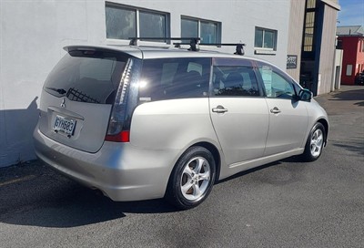 2004 Mitsubishi Grandis - Thumbnail