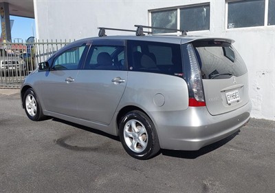 2004 Mitsubishi Grandis - Thumbnail